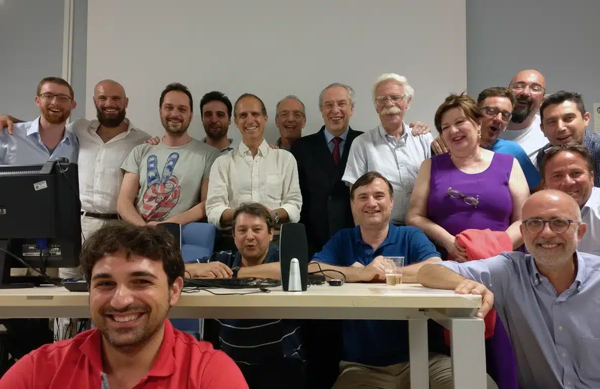 Foto di gruppo dei partecipanti a un corso di formazione